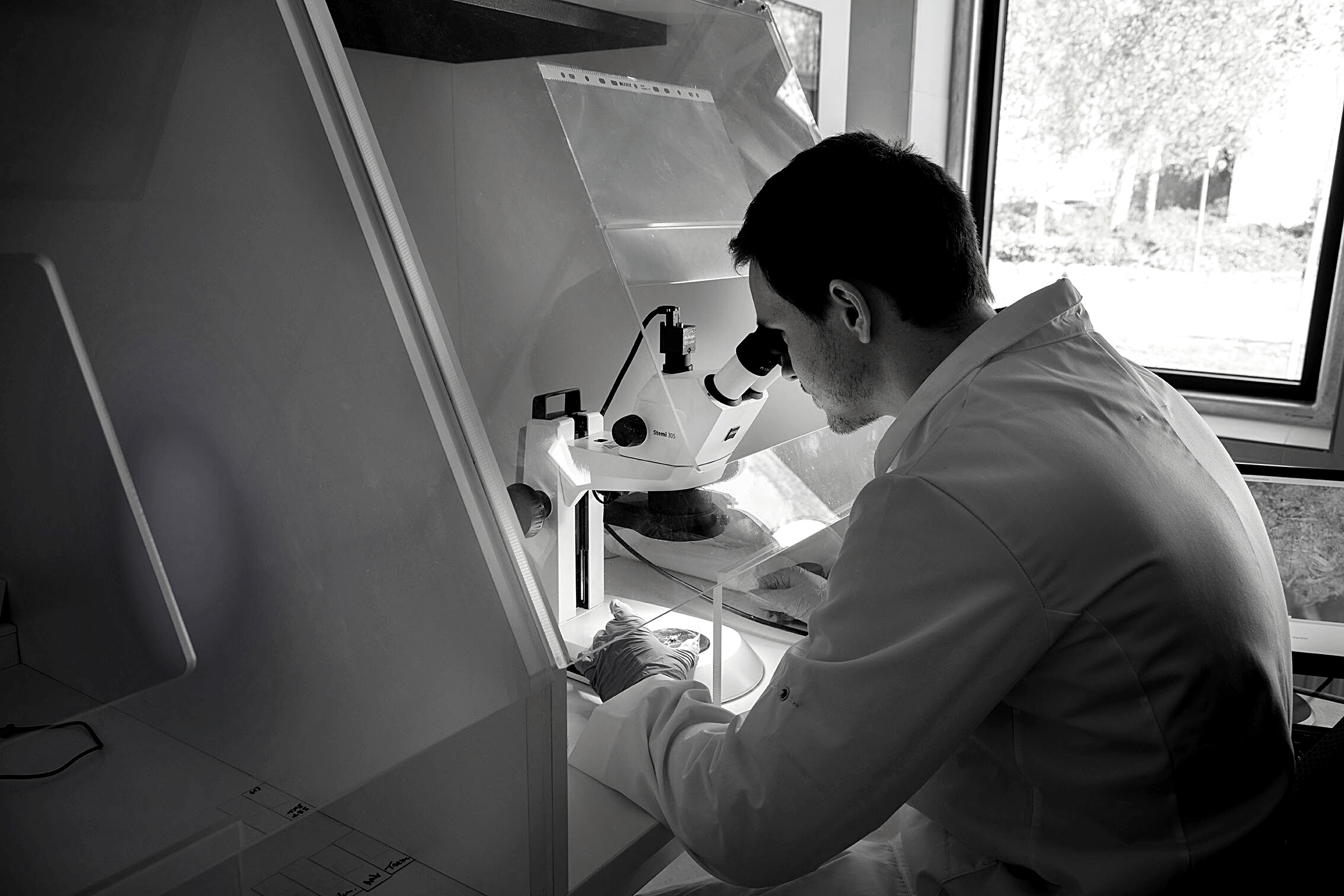 Man met microscoop voor milieuonderzoek